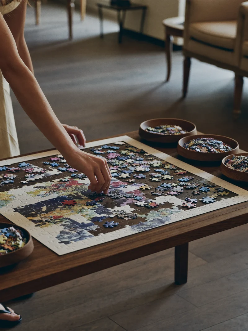 Puzzle mare pentru copii cu piese sortate în boluri mici de lemn